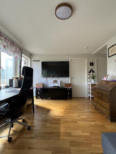 Shared lounge/TV area, An entire floor in a beautiful villa, close to Arlanda Airport in Marsta Södra