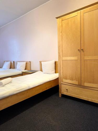 Triple room, private bathroom, 3 beds