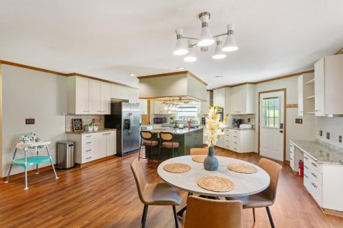 Kitchen, Luxe, Pet Friendly Retreat by Trilith with Fire Pit & Grill in Fayetteville (GA)