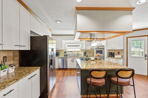 Kitchen, Luxe, Pet Friendly Retreat by Trilith with Fire Pit & Grill in Fayetteville (GA)