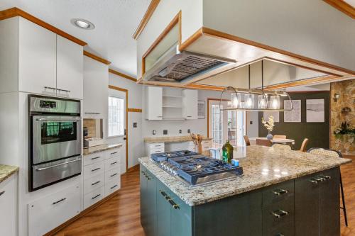 Kitchen, Luxe, Pet Friendly Retreat by Trilith with Fire Pit & Grill in Fayetteville (GA)