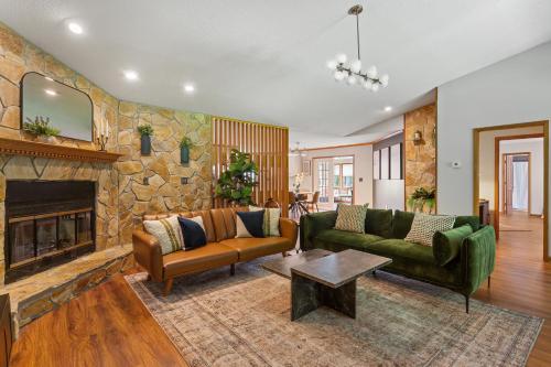 Guestroom, Luxe, Pet Friendly Retreat by Trilith with Fire Pit & Grill in Fayetteville (GA)