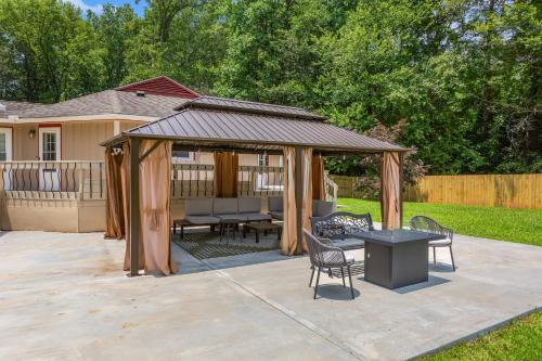 Exterior view, Luxe, Pet Friendly Retreat by Trilith with Fire Pit & Grill in Fayetteville (GA)