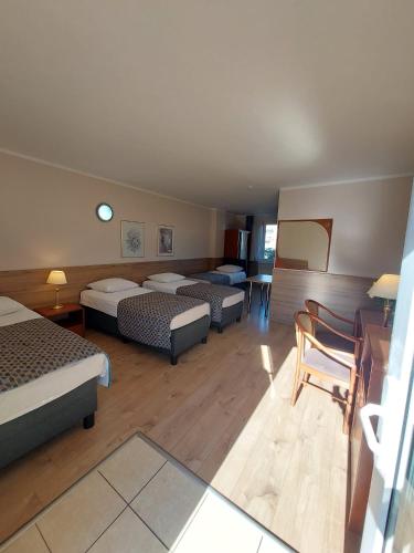 4 twin beds