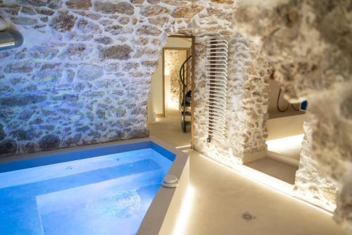 KAZA BELLA - Haut Marais Modern flat with small pool, Paris