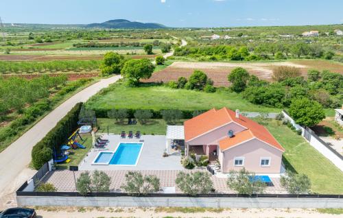 Beautiful villa Maris with pool in Sikovo