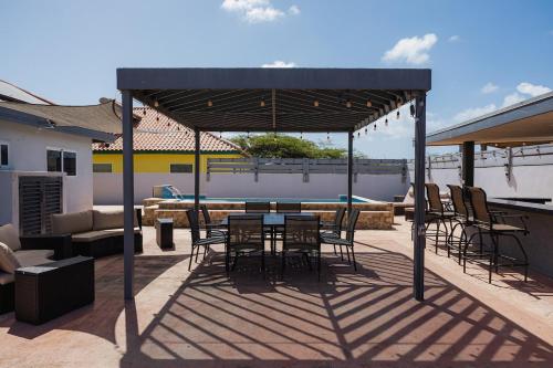 4BR Villa Private Pool 15 Minutes from Eagle Beach - image 2