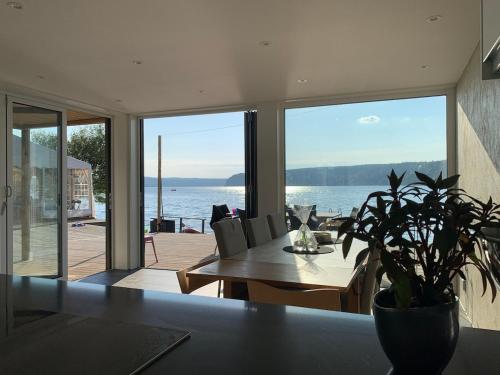 Beach house with dock & sauna, 20 min from Gothenburg in เลรูม