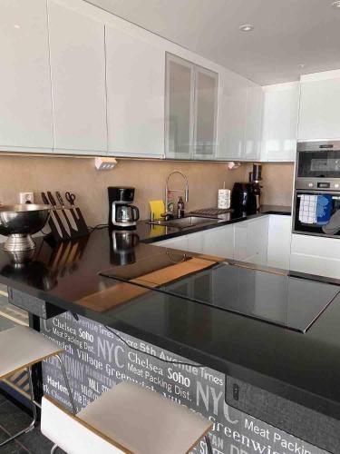 Beach house with dock & sauna, 20 min from Gothenburg in เลรูม