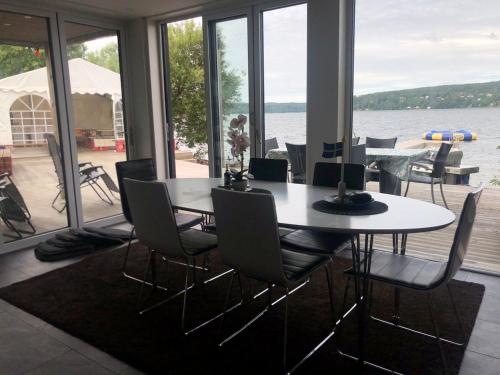 Beach house with dock & sauna, 20 min from Gothenburg in เลรูม