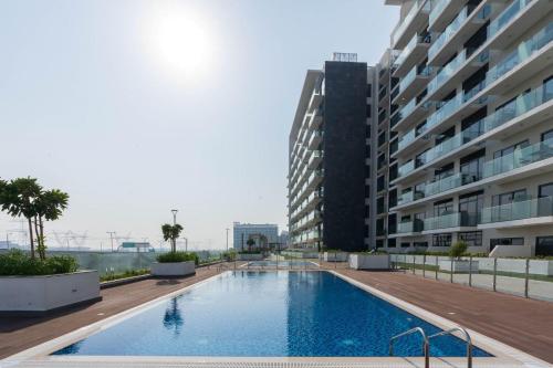 Swimming pool, Nasma Luxury Stays - Stylish living in Azizi Riviera in Nad Al Sheba