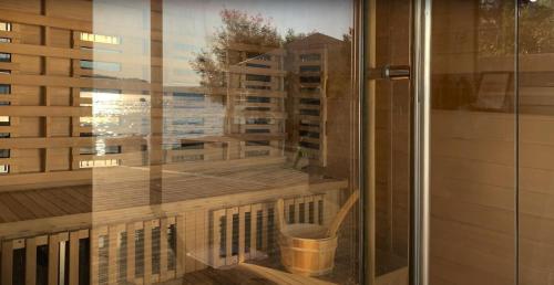 Beach house with dock & sauna, 20 min from Gothenburg in เลรูม