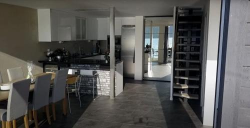 Beach house with dock & sauna, 20 min from Gothenburg in เลรูม