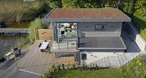 Beach house with dock & sauna, 20 min from Gothenburg in เลรูม