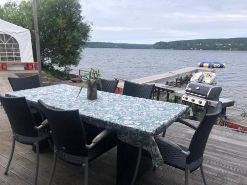 Beach house with dock & sauna, 20 min from Gothenburg in เลรูม