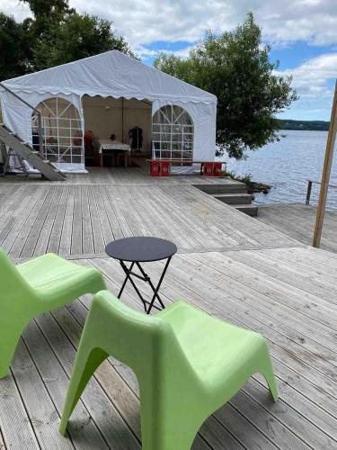 Beach house with dock & sauna, 20 min from Gothenburg in เลรูม