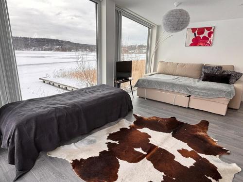 Beach house with dock & sauna, 20 min from Gothenburg in เลรูม
