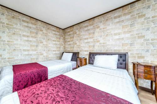 1 double bed, 1 twin bed