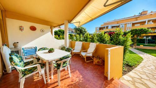 Apartamento Sergi en Denia con terraza, parking y piscina a 150m de la playa by Family Homes