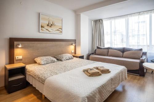 1 queen bed, 1 sofa bed