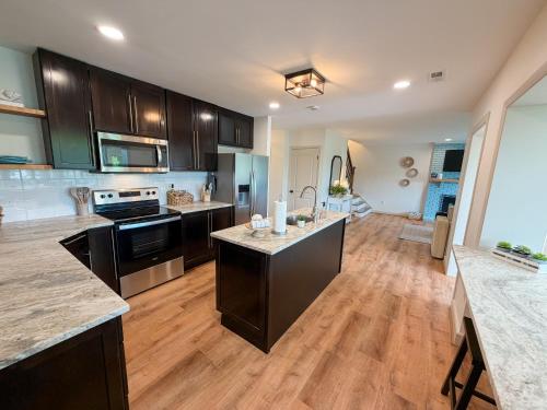 Ēdiens un dzērieni, Annapolis Charm Waterfront Getaway Near USNA - FISH & CRAB from your PRIVATE PIER! in Whitehall Manor (MD)