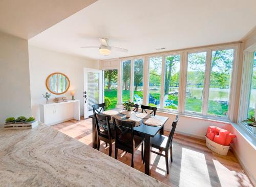 Ēdiens un dzērieni, Annapolis Charm Waterfront Getaway Near USNA - FISH & CRAB from your PRIVATE PIER! in Whitehall Manor (MD)