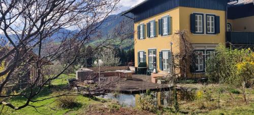 Großes Apartment mit weitläufigem Garten, Naturteich & Bergblick – khách sạn tại Alpendorf