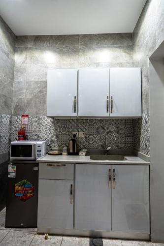 Elegant Studio H11