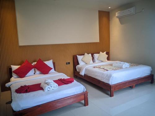 1 queen bed, 1 double bed