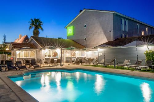 Piscina, ibis Styles Aubagne Gemenos in Gemenos