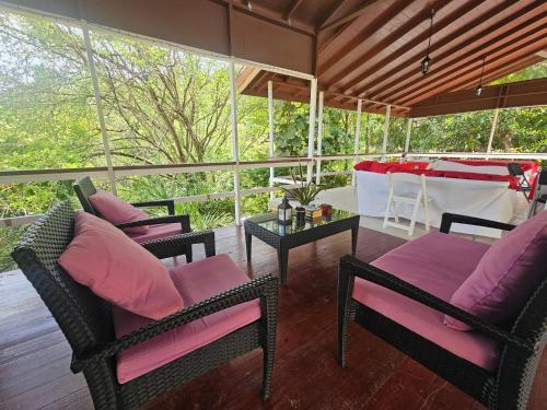 בר/טרקלין, Royal Escape - 1 in Anse La Raye