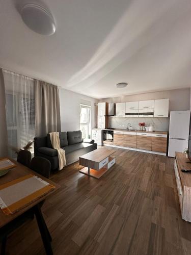 Duplex modern In Dumbravita Curte si parcare privata – khách sạn tại Dumbrăvița