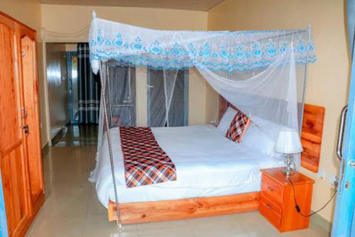 Boat tour and accomodations in Ouest
