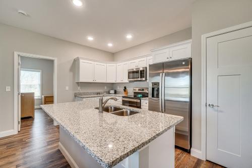 Walk to Cumberland County Playhouse! Modern Home in Lake Tansi (TN)