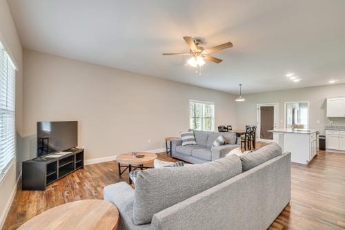 Walk to Cumberland County Playhouse! Modern Home in Lake Tansi (TN)