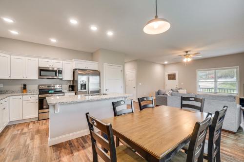 Walk to Cumberland County Playhouse! Modern Home in Lake Tansi (TN)