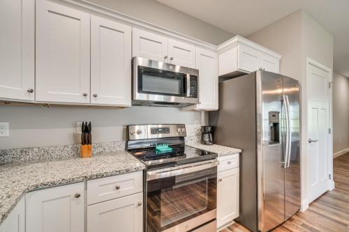 Walk to Cumberland County Playhouse! Modern Home in Lake Tansi (TN)