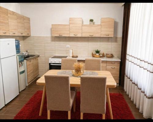 Dušanovac Panorama House - veliko dvoriste, 2 rostilja, pogled na Rasku (Dusanovac Panorama House - veliko dvoriste, 2 rostilja, pogled na Rasku) in Beoci