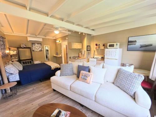 #02 - Unique Lakeside Studio Cottage- Pet Friendly, Hot Springs