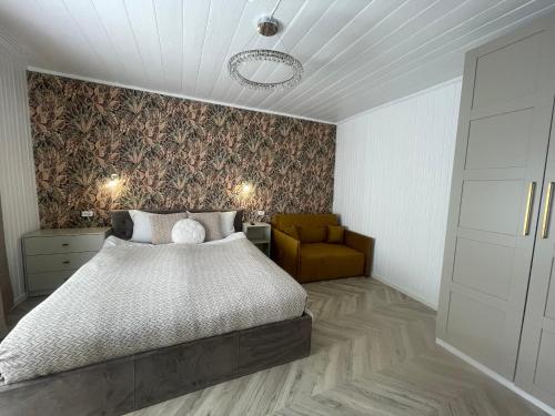 1 queen bed, 1 sofa bed