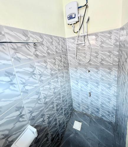 cabină de duș, Biez Homestay in Karatu