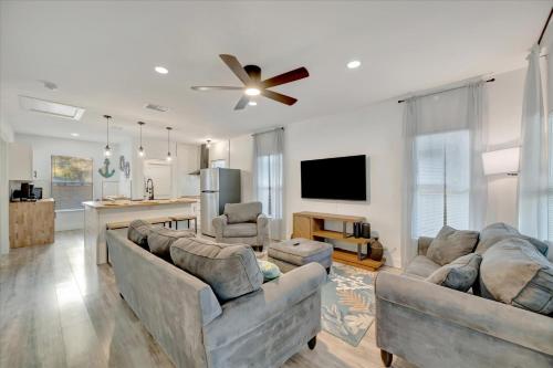 Modern Oasis Home 10 Min to St Pete Beach – khách sạn tại Bayview