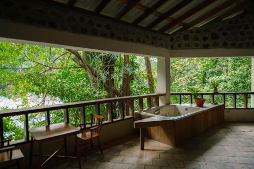 Jungle River Lodge in La Ceiba