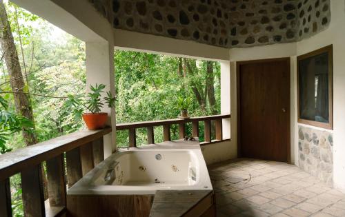 Jungle River Lodge in La Ceiba