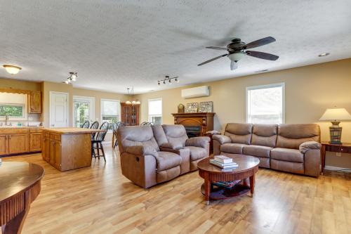 Mtn View & On-Site Trails! Rural Bybee Retreat in Parotsvilla (TN)