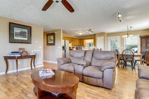 Mtn View & On-Site Trails! Rural Bybee Retreat in Parotsvilla (TN)
