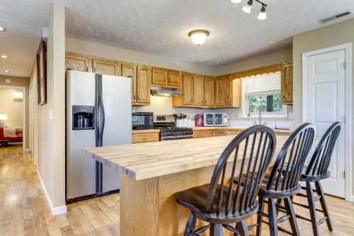Mtn View & On-Site Trails! Rural Bybee Retreat in Parotsvilla (TN)