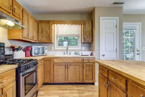 Mtn View & On-Site Trails! Rural Bybee Retreat in Parotsvilla (TN)