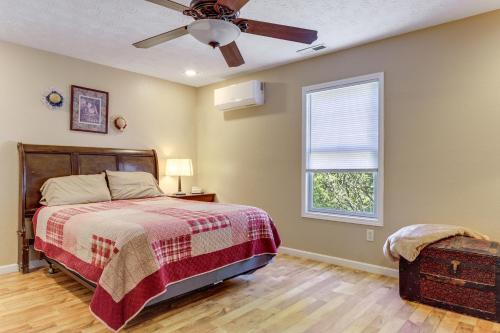 Mtn View & On-Site Trails! Rural Bybee Retreat in Parotsvilla (TN)