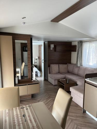 Leisure home on 1000 land